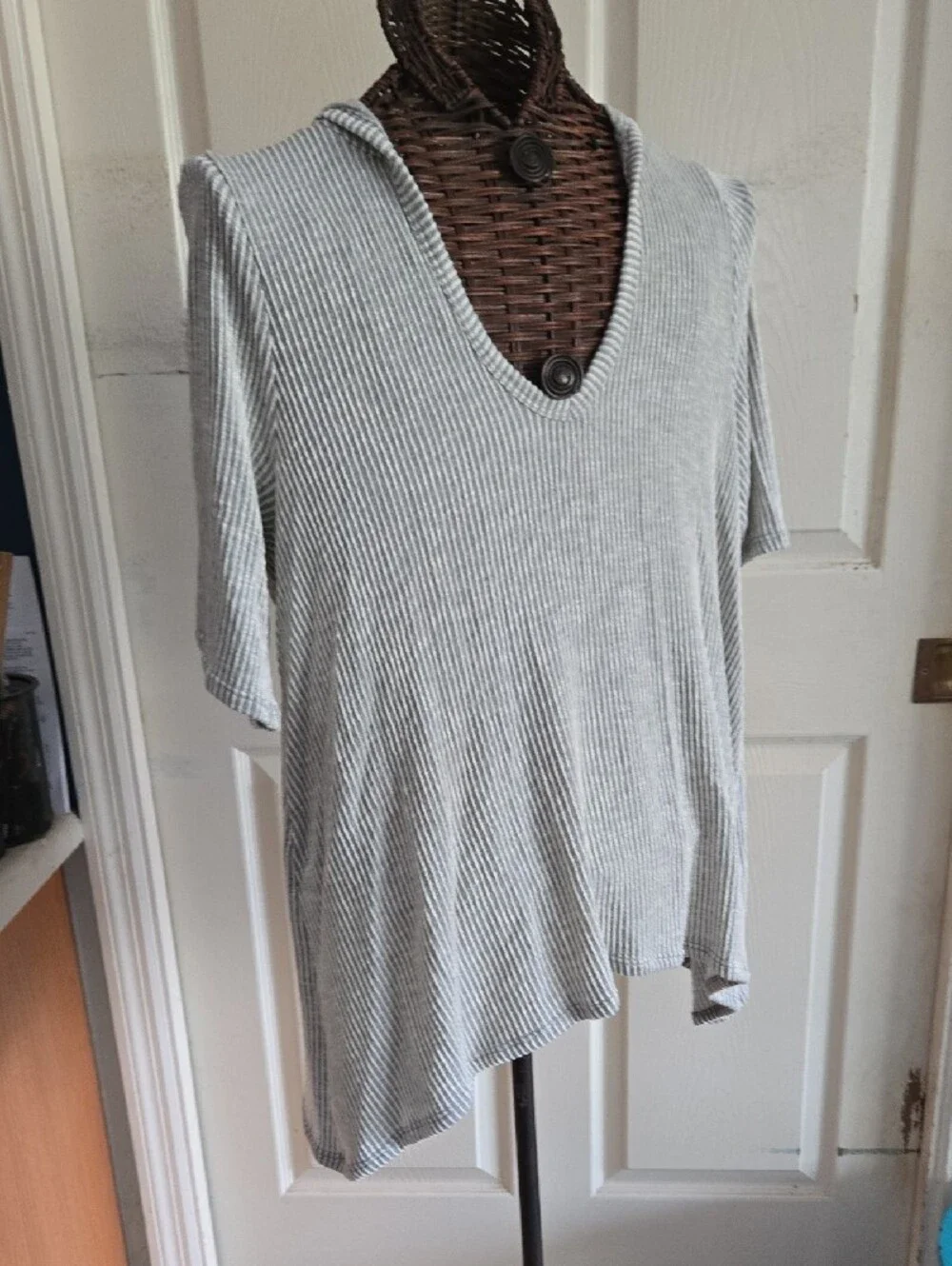 Gyft Light Gray And White Ribbed V-Neck Tee With Hoodie